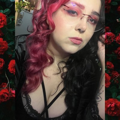 ♡ a little witchy, a little bitchy ♡ I like spooky things, plants, and the moon ♡ Queer • she/they ♡