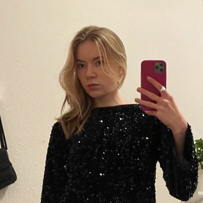 kvrrlaa's profile picture. :)