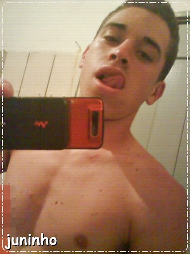 Sou αquele que você NUNCA serα,
Posso nαõ ser perfeito,
Mαis sαõ os meus defeitos que fαzem eu ser único.
Sou legαl leal e sincero sákolé ?