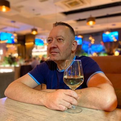 Cinema & movie addict. Avid red wine drinker. Twin Peaks lover. 20x marathon runner. ESFJ. AVFC fan. Supporter of @savinglivesuk Movie reviews link below ⬇️