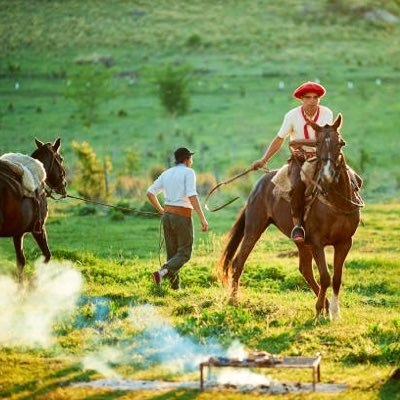 Amigo de los amigos, la montaña y el mar. Coleccionista de recuerdos y reflexiones en una libreta de bolsillo. Hincha de Independiente ante todo