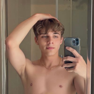 NSFW +18 | french boy 🇫🇷 | student 👨🏻‍🎓 | gym boy 💪🏻 | versa 🥵 | like to travel ✈️ | Onlyfans top 1 %👉https://t.co/5mgo7w1fjh