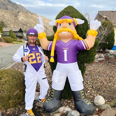 Meegz16's profile picture. TWEET TWEET