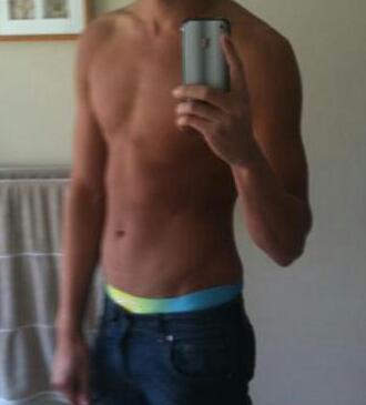 Im 20 years old, Gay and proud, I love meeting new people, I follow everyone back.