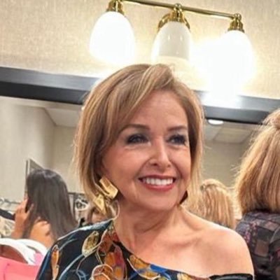 Exsenadora por el Centro Democrático. Autora del libro Qué Injusticia! Ante todo esposa, madre y abuela. Esposa del Coronel (r) Alfonso Plazas Vega.