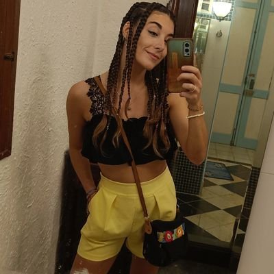 Llámame ᴄᴇʟᴜ.
-La sonrisa en la recámara que nunca falla-