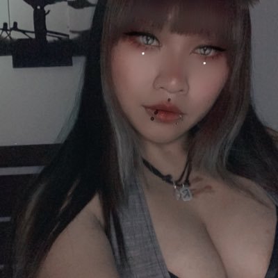 LooSuffer's profile picture. grunge fashionista at heart. lunar child in mind. pizza and tacos straight to my thighs. severe sleeping addiction.