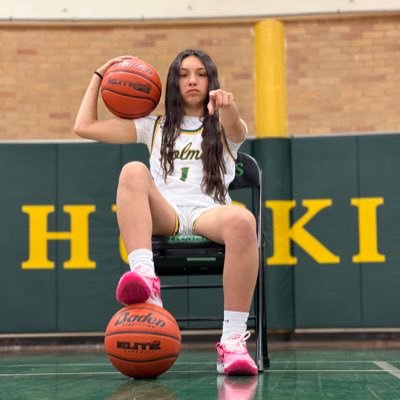 HHS’2025🐺💚💛/ 5’4/PG/Heart over height!! 🏀❤️ IG: lil_crystal.a