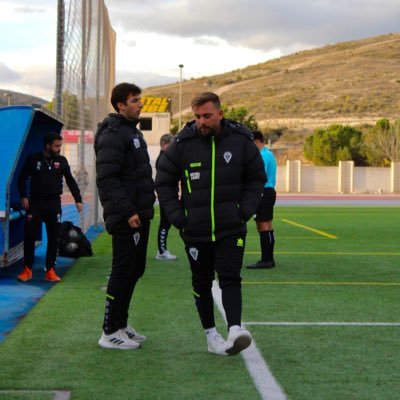 📍Petrer (Alicante) UEFA A ⚽️ Entrenador Juvenil A y coordinador @UDPetrelense 🇪🇸@fursanhispania 17-20 🇦🇪 Dubái @CDEldense juvenil A 20-22 🇪🇸