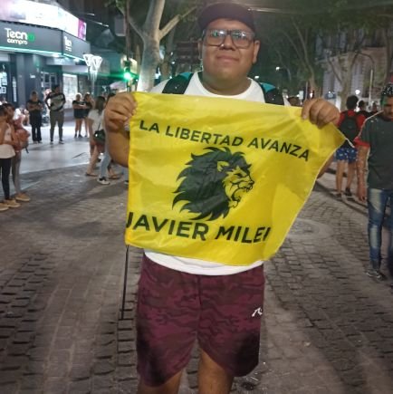 Cris_martineze's profile picture. De derecha, anti kirchnerista, peronista, progresista, cambiemita y radical. Bostero a morir 💙💛💙 militante de Javier Milei 💛💜
