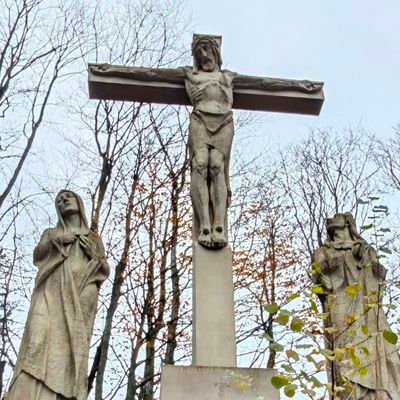 Anonimno tvitam že več kot 10 let in upam, da bom še najmanj enkrat toliko. Sovražim socialiste vseh vrst in oblik.