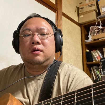 Mikkabieは、三ヶ日みかんで有名な静岡県浜松市北区三ヶ日町出身のシンガーソングライター。両親ともに三ヶ日町出身の「純粋三ヶ日人」。💀