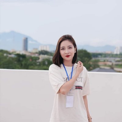 Con cò màu trắng. Chiếc lá màu xanh. Con đó đá anh. Em cười nửa tháng =))