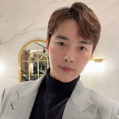 jong_dae1's profile picture. 저는 패션 디자이너입니다. 남성복과 여성복을 모두 만들고 한국 서울에 나만의 패션 하우스를 두고 있습니다.🪡👘💼