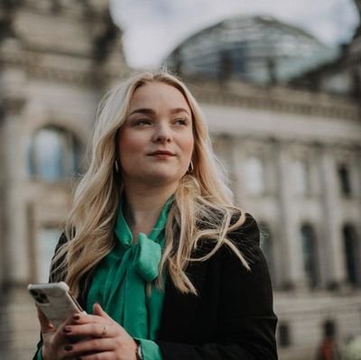 Münchner Kindl (22), Redakteurin, Kolumnistin, Autorin (How to Politik), Moderatorin. Politbloggerin. Co-Founder Vote16. Privater Account.