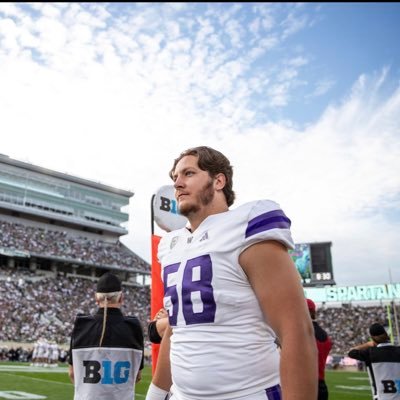 ZacharyHenning9's profile picture. Offensive Line @UW_football ☔️