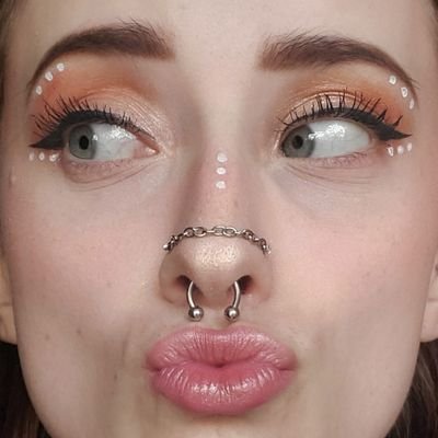 26 | Streamer! 💜💚❤️ Editor! @Trimzly 🖥️ @Twitch Women's Guild 🥰 @TeamHappyPeople ⭐ @BeyondYouGlobal 🍓 LIVE MON - FRI | 💌: contactstratefy@gmail.com