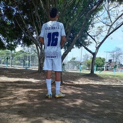 |vivís pal fútbol  , suda la camiseta|. jugador de la primera c