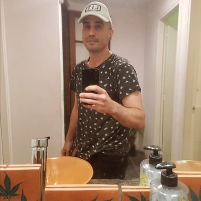 Joven de 29 años 🍆 🇺🇾viviendo la vida. Me encanta el sexo y las mujeres maduras 🤤🤤
