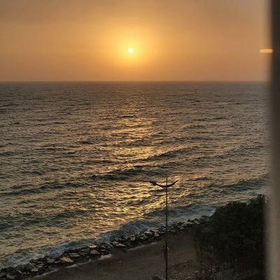 العلاقات التي تَشعرك بأنك شجرة جافة
اتركها ، رافق من يسقونك حُبهمّ حتى تَخضّر .