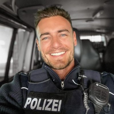 Security Polizei Uniform 👋|Hi all, new here 
https://t.co/EGb6batWoG
Financial Analyst📈|Father- husband- businessman| 💙 🏳️‍🌈