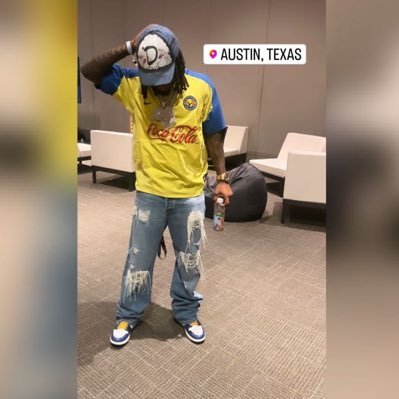 carloscornejoe's profile picture. Águila desde la cuna 🦅💛💙                                     Oliver Heldens #1 🎧