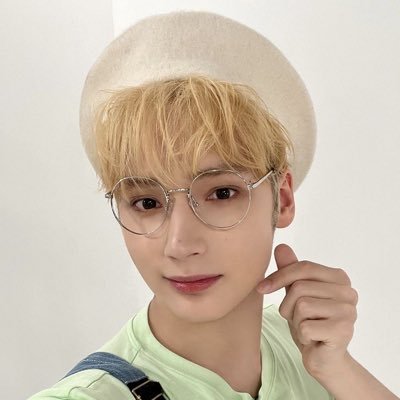 selling kpop items feel free to ask me if you have questions, i only accept g cash. mod:j&t (no cancellation of orders once the oc is send) tysm!