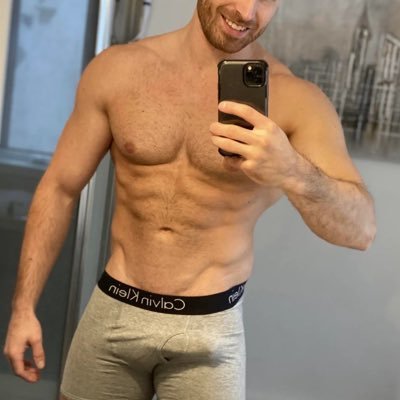 6ā3 with a big dick. Lifting, flexing, fucking. DMs open. Lets get slutty.