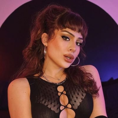 Being hot is my full-time job 🗡
Canadian Tunisian Transgender Beauty