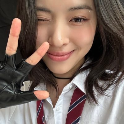 – 🛒 buying and selling acc for itzy's #류진 / #땡덩! closed replies = sold. she/her - not a minor.