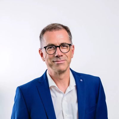 „Der Algorithmus hat unsere Geheimnisse erfahren — und uns dann gegeneinander aufgebracht” Y. N. Harari (Nexus)