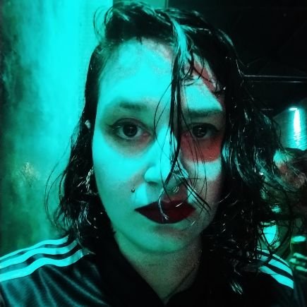 Rainha da república anarco sindicalista libertária do Guarapiranga.
Uma gênia, com laudo e tudo.