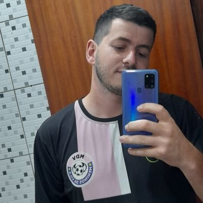 Não me preocupo com o q pensam de mim, sou o que sou, tenho falhas e coisas boas, verdades rimam com minha vida, o resto é questão de gosto.