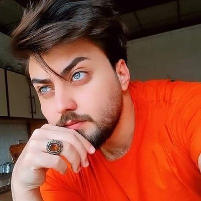 سـاخطفُ قُبلة من شفتيكِ المغموسة بـعسلٌ
لسانُكِ لتستمر لذة جنوني ❤️