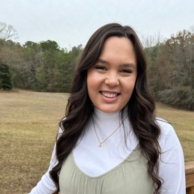 calliegracec's profile picture. +507 | 205 | believer + reader + spanish teacher. holding on to the right things, letting go of the rest.