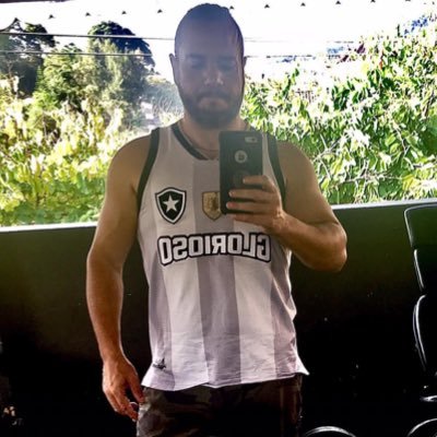 Para muitos, apenas uma estrela solitária.Para mim, a estrela que rege minha vida .apaixonado pelo botafogo e pelo meu filho,não nessa ordem,mas fica o registro