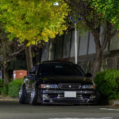 少しリムのあるホイール履いた100系チェイサーとノーマルの足車