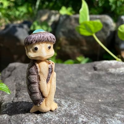 二人で作品を作っています。 中国吉林省出身の彫刻家と佐賀県出身の画家の夫婦です。現在、佐賀県で制作活動をしています。作品は「花影抄/根津の根付屋」にて取り扱っていただいております。https://t.co/B5WOyTqQmy