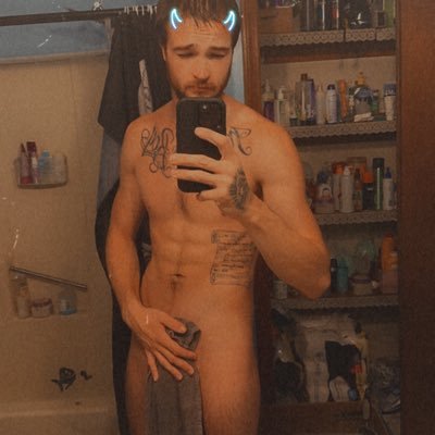 Just a guy who loves to be naked and always horny 🤭 come check out my page for more 😈 New England based 🤪