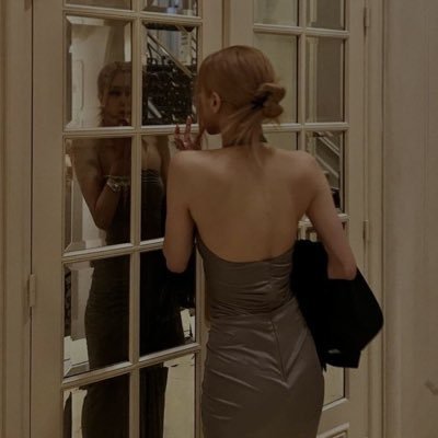she walks into the glimpse of the night skies, shining so brightly that the stars even envied. this is BLΛƆKPIИK’s main vocalis, Roséanne Park.
