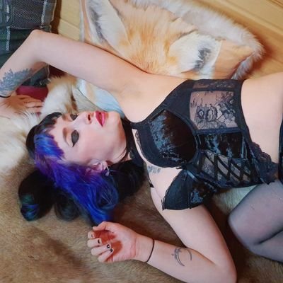 35* Queer Goth MILF* UK*
DM for business enquiries
Masseuse Gloucestershire 
18+ NSFW
 🍓❤