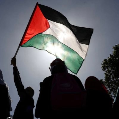 em_khano's profile picture. 