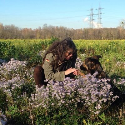 Bislang alles überlebt, 
Hunde- und Katzenfan,
Erfinderin des Geisterfahrer-Syndroms
CFS/FMS
Heavy Metal Fan - WACKEN!!!!
Und
ich HASSE #fckafd
#AllesfürUkraine