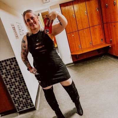 Sex Positive. Body Positive. Tattoos & Curves. Manager at one of UK’s top 🍍 clubs.