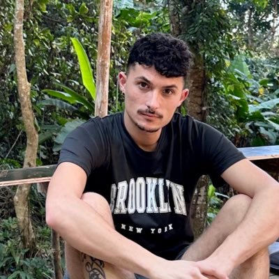 Actor y emprendedor, experto en exagerar la vida. Soy el equilibrio perfecto entre borde gracioso y serio encantador.