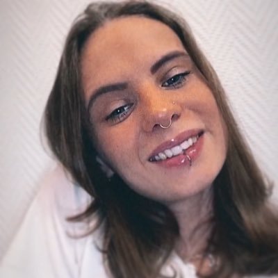 evaladji973's profile picture. • Amazonienne 🥥 #blacklivesmatter ✊🏻✊🏽✊🏿 26y ~ Verseau ♒️ ~ 🇫🇷🇬🇫