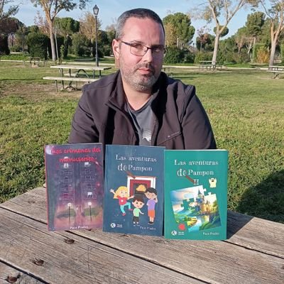 Escritor de los cuentos infantiles Las aventuras de Pampon, y del libro de misterio y terror Los crímenes del manuscrito ¿Te atreves a conocerme?