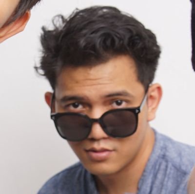 _shomit's profile picture. Scaredy cat, chill guy.