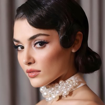 Fonte de notícias sobre a atriz e modelo turca Hande Erçel no Brasil 🇧🇷 Sigam-nos no Instagram : @centralhandebrasil 🦋 Ative as notificações. 🔔