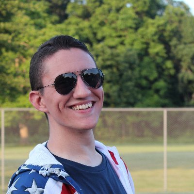 Algo en el medio entre Software Engineer y Machine Learning Engineer. Trekkie. Debería estar estudiando.